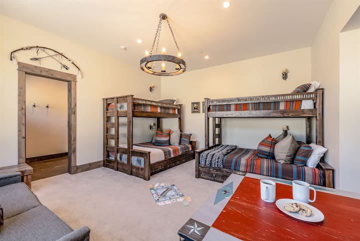 Een van de twee stapelbedkamers met aangrenzende badkamer en slaapbank