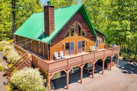 Spacious Lakeville Log Chalet with Hot Tub