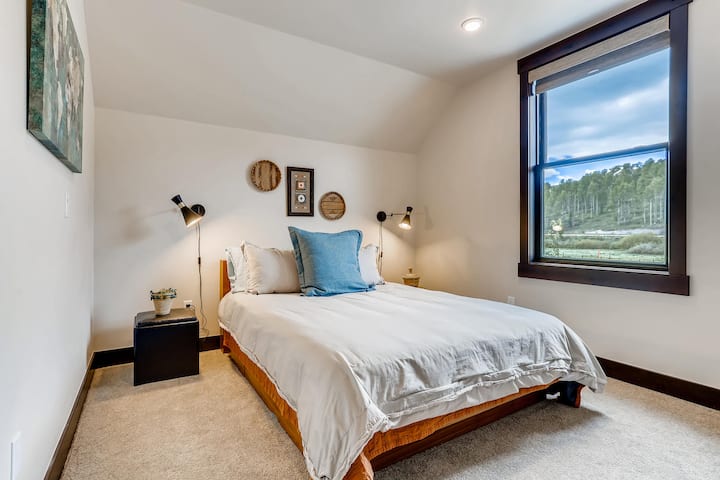 这间客房景观更棒，配有标准双人床