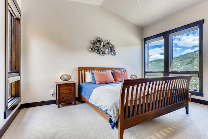 楼上的主卧室，景观宽敞