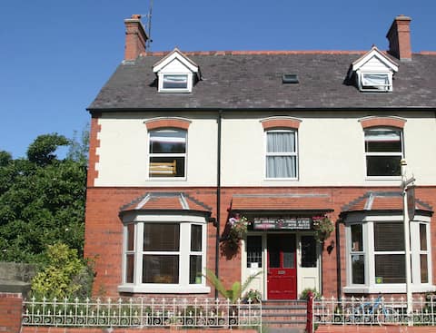 Exclusive Hire of 8 Bedroom +7 Shower room House