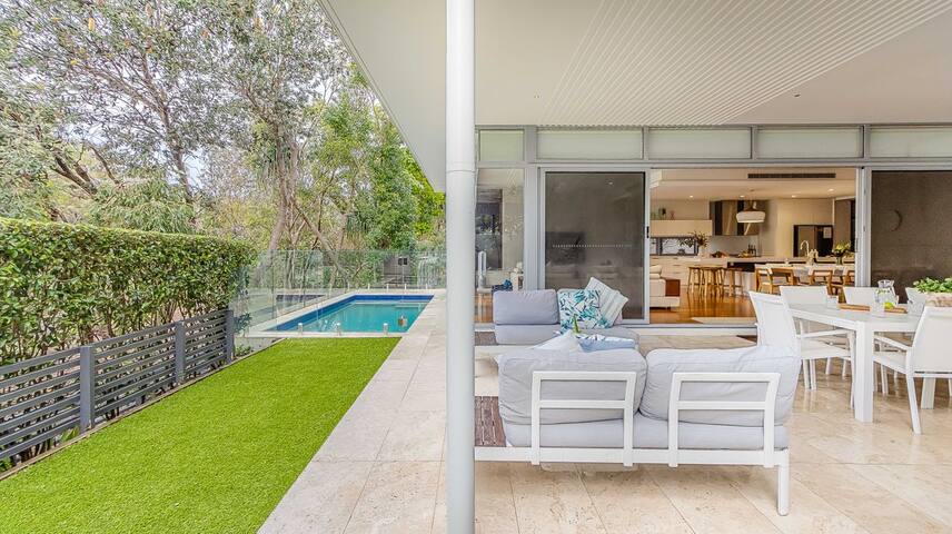 The Beach House -Nth Point Ave- Beachfront home