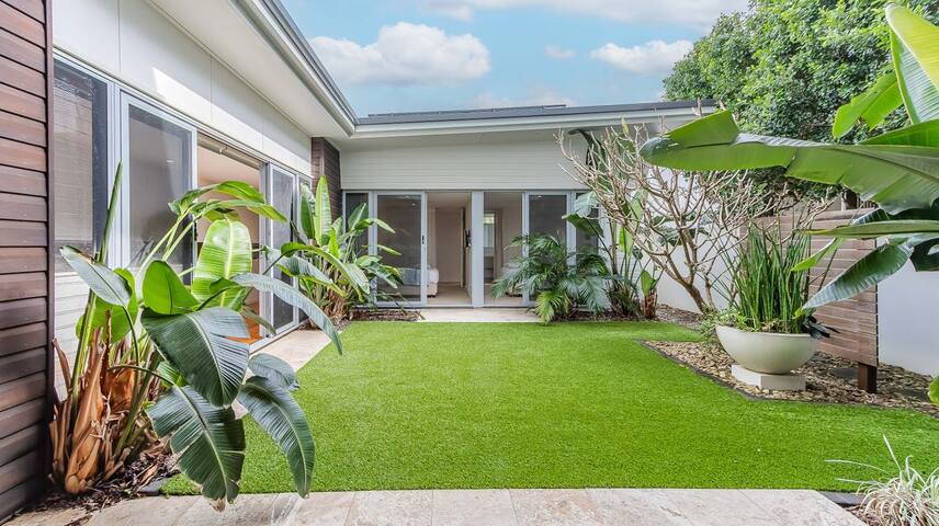 The Beach House -Nth Point Ave- Beachfront home gallery image 3