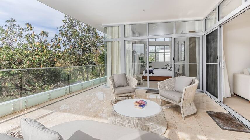 The Beach House -Nth Point Ave- Beachfront home gallery image 4