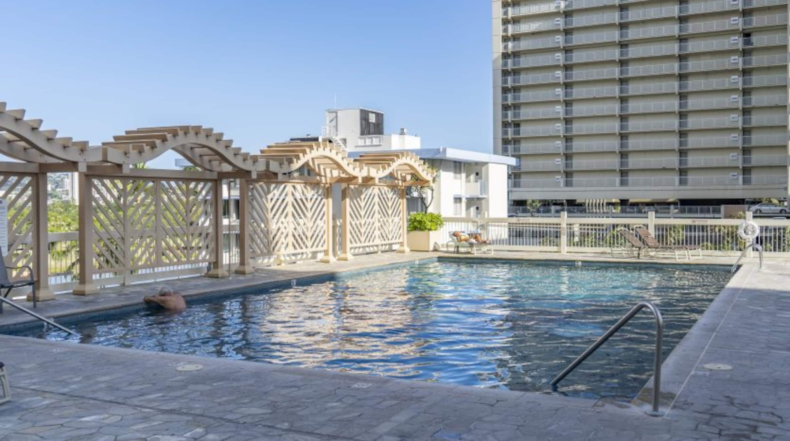 Condo in Honolulu · ★4.5 · 1 bedroom · 2 beds · 1 private bath - Image 12