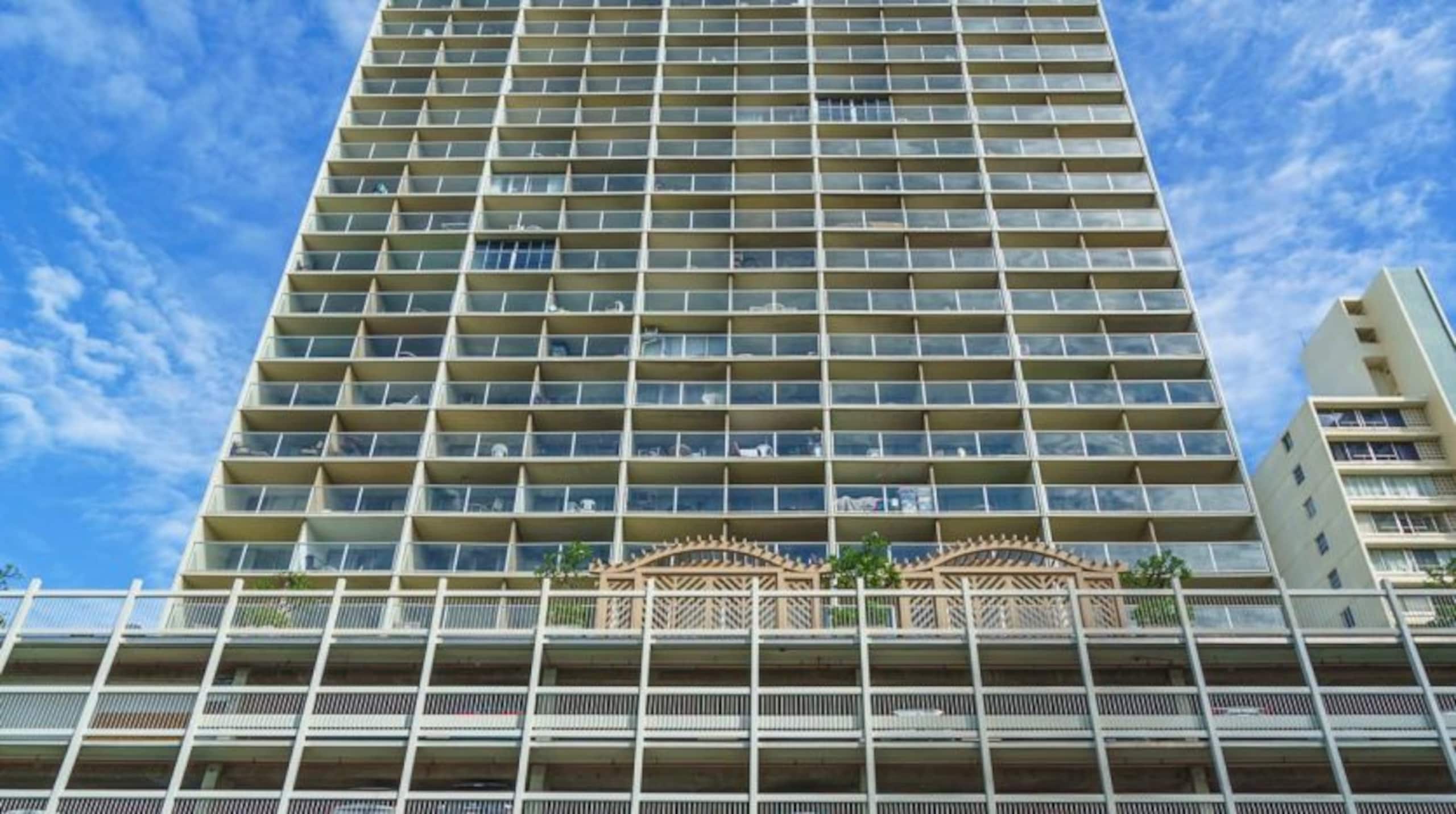 Condo in Honolulu · ★4.5 · 1 bedroom · 2 beds · 1 private bath - Image 7