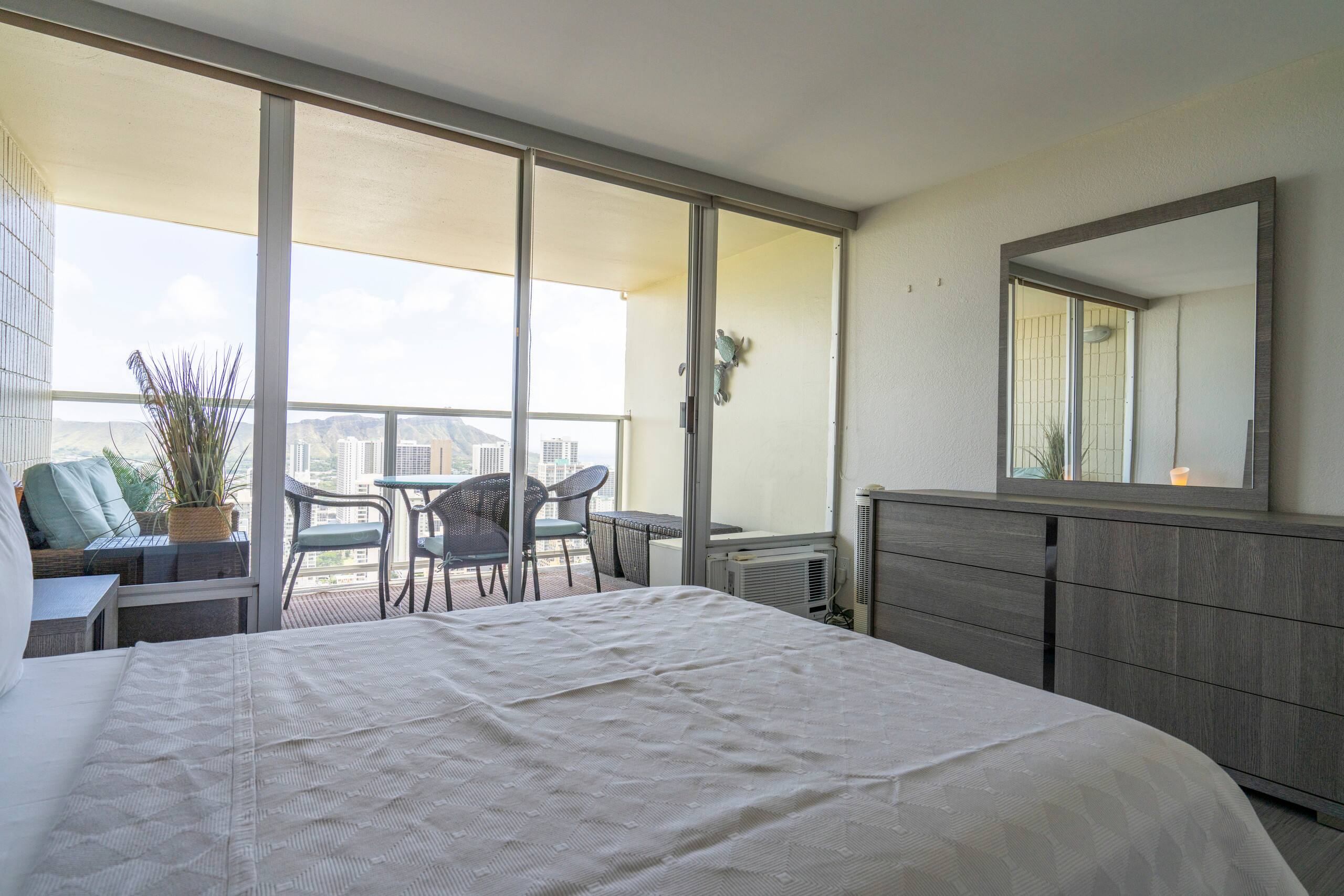 Condo in Honolulu · ★4.5 · 1 bedroom · 2 beds · 1 private bath - Image 34