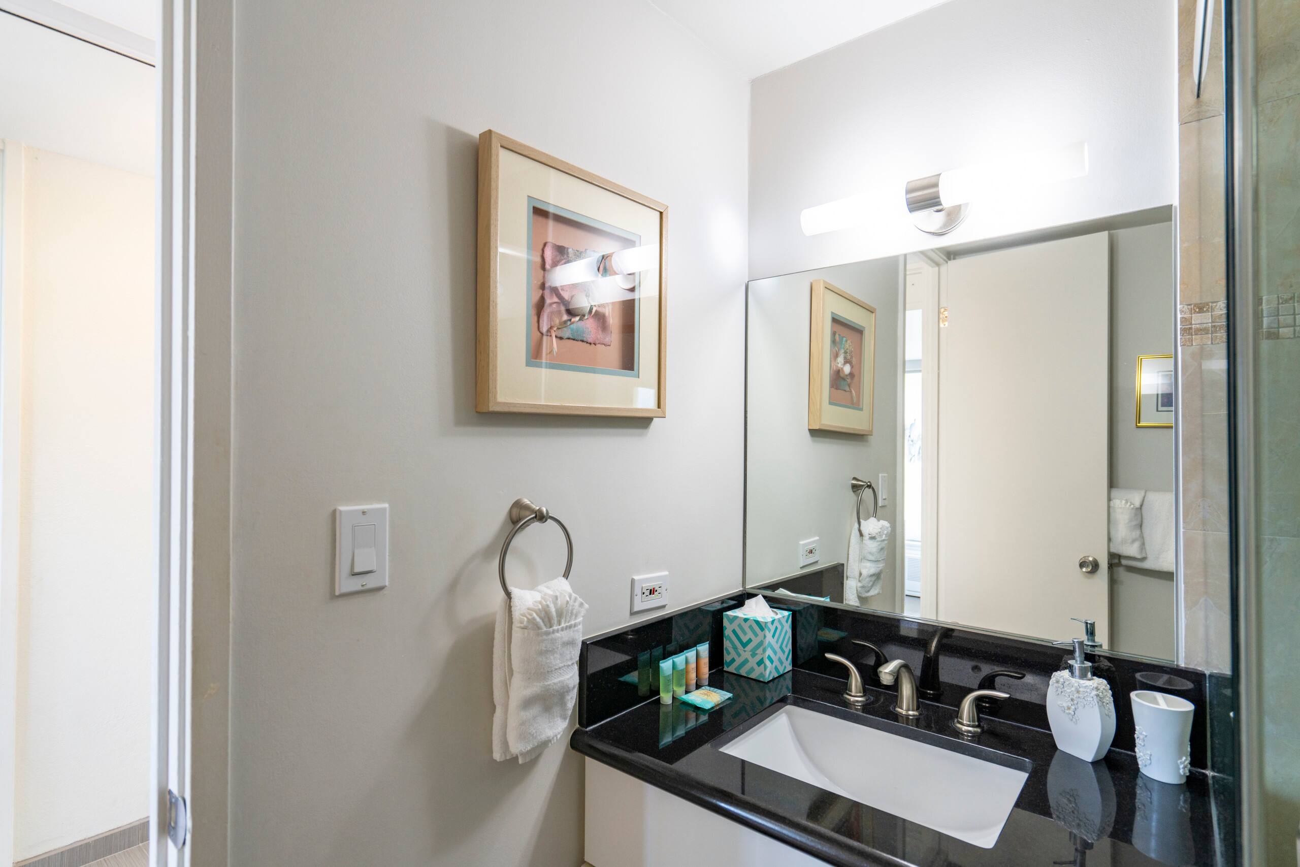 Condo in Honolulu · ★4.5 · 1 bedroom · 2 beds · 1 private bath - Image 35