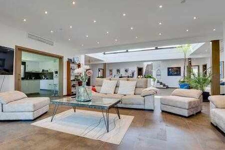 Villa Falguerar, un oasis de privacidad y lujo gallery image 4