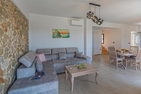 Successful Airbnb property: Majestic Stone Villa Sea View Pool in Περιφερειακή Ενότητα Κεφαλληνίας