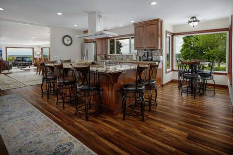 Single Level, Huge Patio, Vineyards, Free Tastings