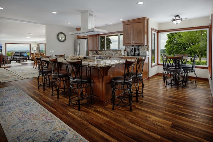 Single Level, Huge Patio, Vineyards, Free Tastings
