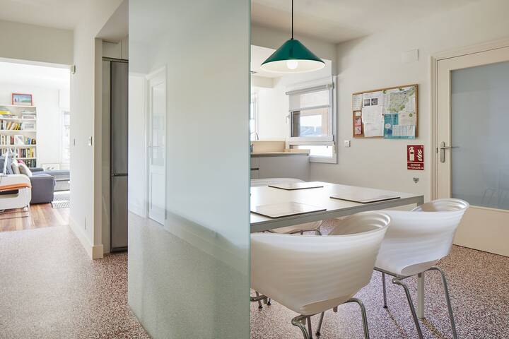 Fantastic Apartment Near The Beach. gallery image 5