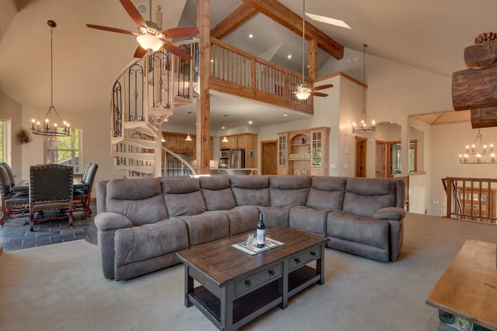 Spacious Retreat W/ Hot Tub & Fireplace - South Lake Tahoe, CA