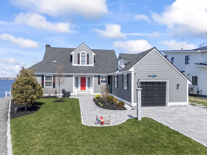 Nubble Cottage- York Beach Oceanfront W/ Views - Long Sands Beach, ME