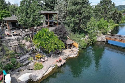 Luxurious, Walk to Ski Shuttle, 3 Masters, Hot Tub