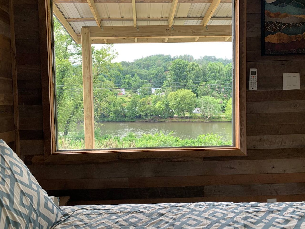 Поглед кон реката од брачниот кревет (широк 150-179 см)