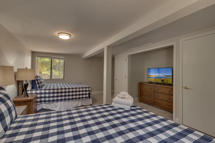 - חדר שינה מרווח עם שתי מיטות קווין סייז  
- מצעים כחולים משובצים ושידה עם טלוויזיה  
- נוף ליער ושפע של מקומות שינה