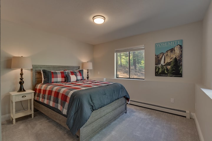 - חדר שינה נעים עם מיטת קווין סייז נוחה  
- מצעים אדומים משובצים ומסגרת עץ כפרית  
- חלון עם נוף ליער ויצירות אמנות של יוסמיטי