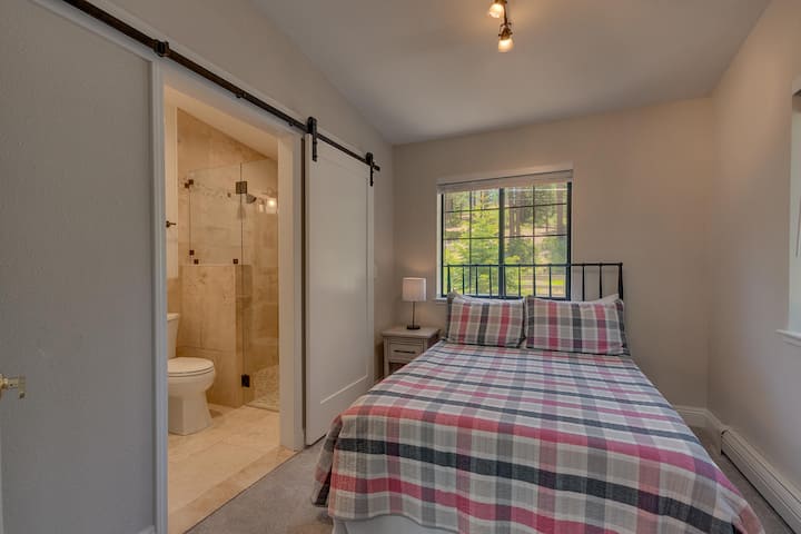 - חדר שינה לאורחים עם עיצוב מצעים משובצים  
- דלת הזזה לחדר רחצה צמוד  
- מקום מפלט פרטי עם נופים באור טבעי