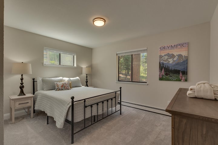 - חדר שינה מואר עם מיטת קווין סייז  
- מסגרת מודרנית בצבע שחור ומצעים בצבע לבן נקי  
- חלונות גדולים וכרזה של הפארק האולימפי