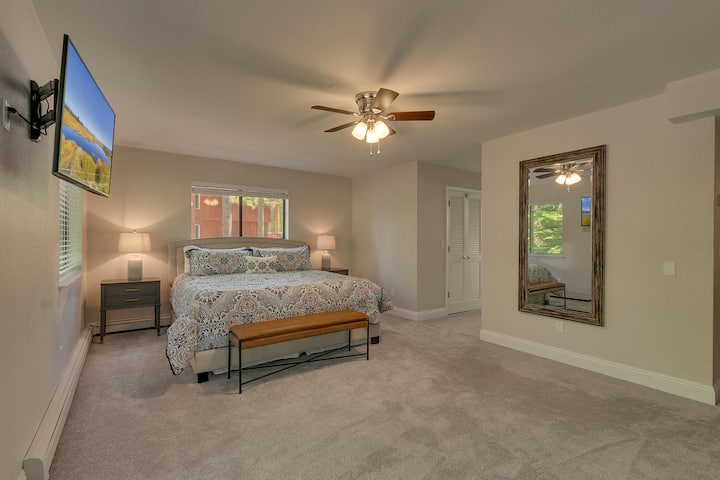 - חדר שינה ראשי מרווח עם מיטת קינג סייז  
- עיצוב מסוגנן ומראה ממוסגרת גדולה  
- חלונות עם נוף ליער ומקום מפלט נעים