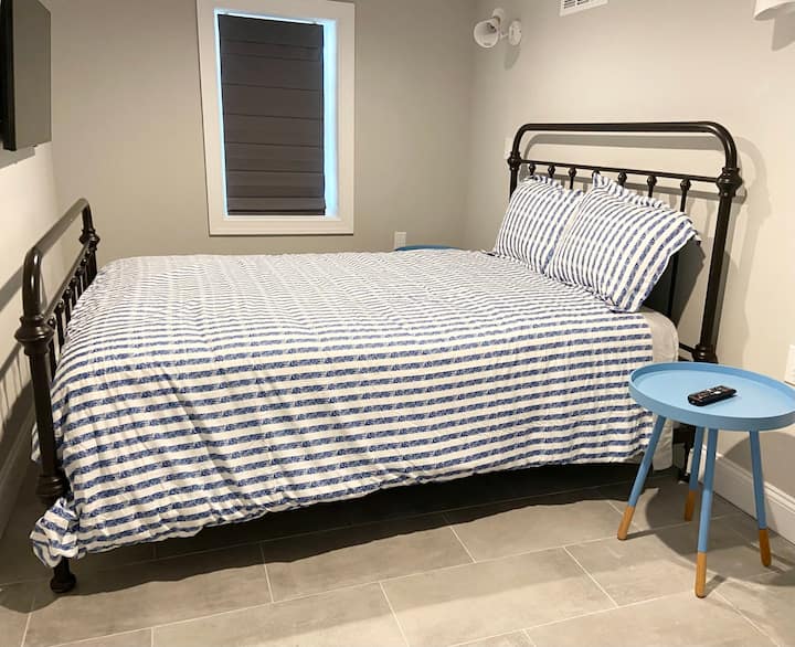 4号卧室是一张标准双人床 