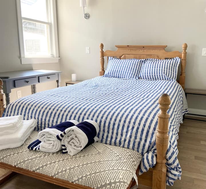 主卧套房是一张标准双人床，配备独立卫生间和露台通道