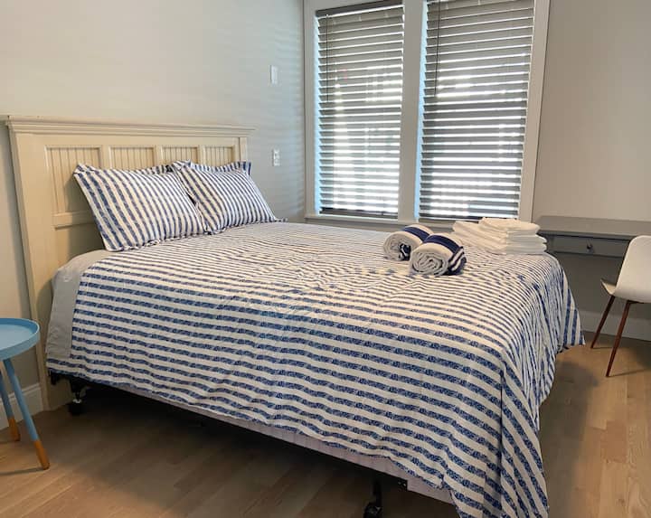 2号卧室是一张标准双人床，可直接通往卫生间