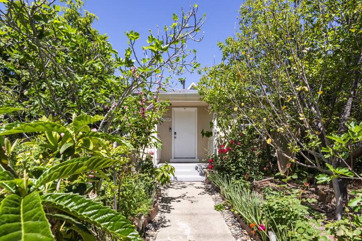 Encino Garden Escape- 4 BD/3 BR, 2 King beds gallery image 3