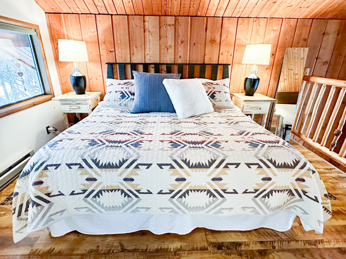 Spavaća soba s king size krevetom u loftu