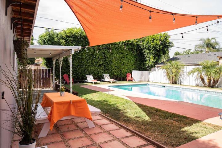 *Modern, Sunny, Great Location- Pool/BBQ/Firepit!*