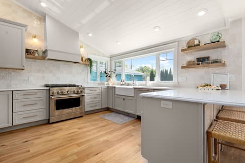 Lakefront Luxury: Hot Tub, Kayaks, Bikes & More!