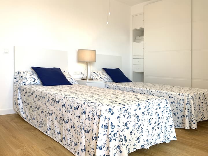 Chambre d'enfant lumineuse avec lits jumeaux individuels