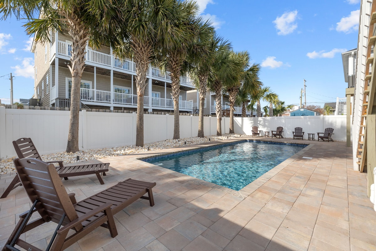 FUN Fan Fave! Heated pool, ping pong, next 2 Beach