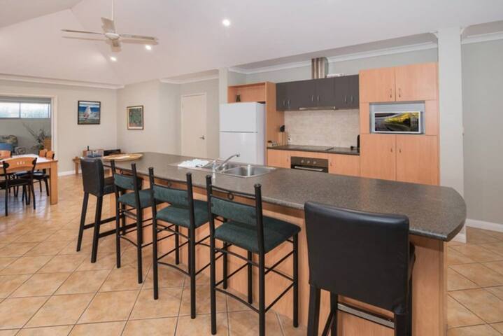 House 21 – The Classic Dunsborough gallery image 4