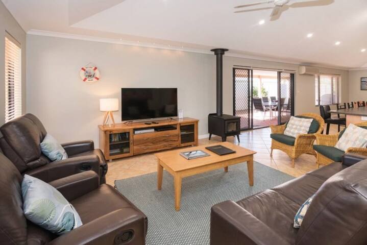 House 21 – The Classic Dunsborough gallery image 2