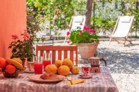 Top Airbnb: Razza, apartment for 3, with garden, 200m from bea a Levanto
