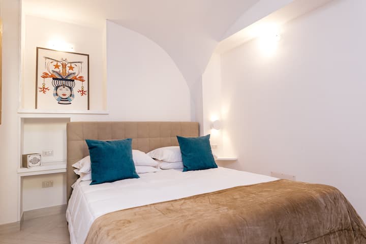 ห้องนอน 4: เตียงควีนไซส์พร้อมผ้าปูที่นอนใหม่เครื่องปรับอากาศทีวีดาวเทียมจอแบน Wi-Fi ฟรี 24 ชั่วโมงห้องน้ำในตัวพร้อมฝักบัวระเบียง