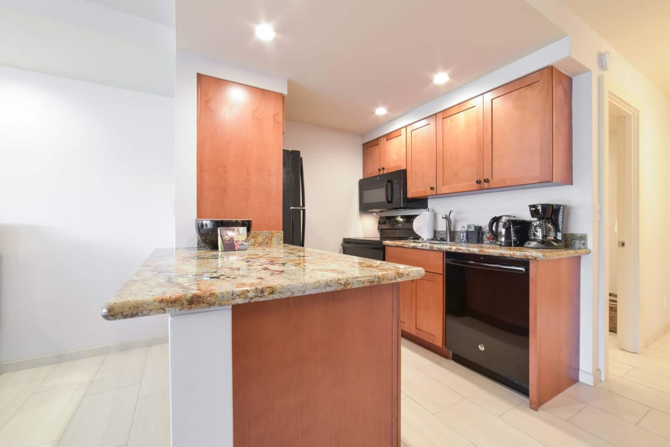 Lahaina Shores Beach Resort Studio - Image 39