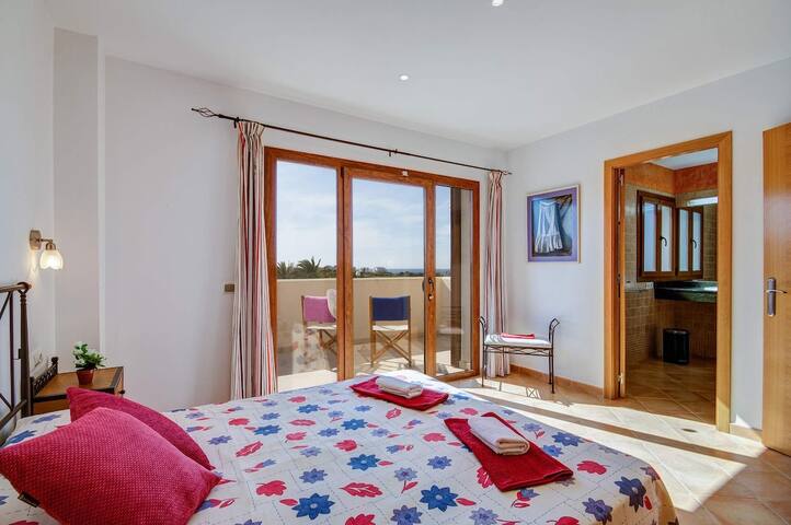 Ibiza 4 bedroom villa, Cala’n Blanes gallery image 4