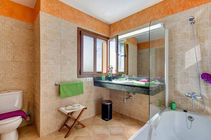 Ibiza 4 bedroom villa, Cala’n Blanes gallery image 5