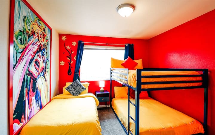 Დაიძინეთ სტილით! ჩვენი მყუდრო საძინებელი მორთულია ძლიერი ფერებითა და კარგად მოფიქრებული დეტალებით, რაც უზრუნველყოფს მშვიდ ძილს საცხოვრებელში, რომელიც ისეთივე მიმზიდველია, როგორიც შთამბეჭდავია. ️ #ColorfulComfort #BedroomBliss