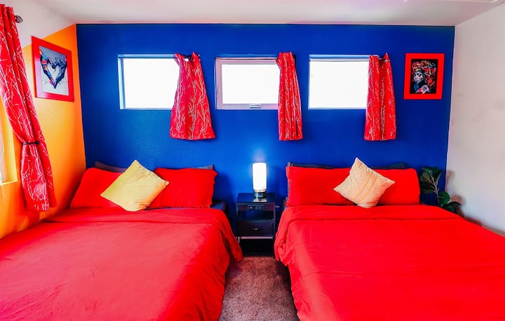 Დაიძინეთ ფერების ჰარმონიაში. Მხიარული ფერები და მყუდრო კომფორტი უპრობლემოდ ერწყმის ჩვენს საოცნებო საძინებელს. Იმოგზაურეთ სიმშვიდისა და სტილის სამყაროში.  #ColorfulDreamscape #BedroomBliss