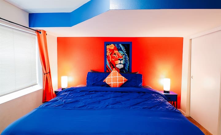 Შეარჩიეთ სიმშვიდე! წინა მხრიდან, ჩვენი მშვიდი საძინებლის ოაზისი გიწვევთ სტილის განტვირთვისთვის. Მიეცით დამამშვიდებელ ფერებსა და ახირებულ შტრიხებს საოცნებო ქვეყანა.  #PeacefulRetreat #BedroomViews