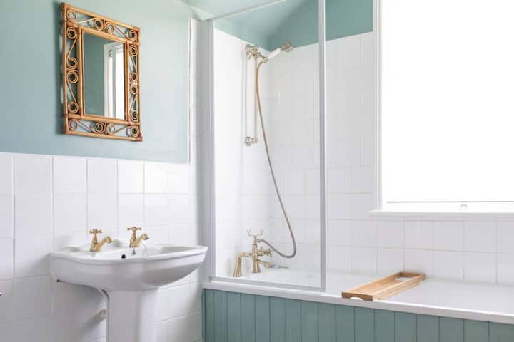 Banjë familjare në katin e parë me dush mbi banjë, WC dhe basen