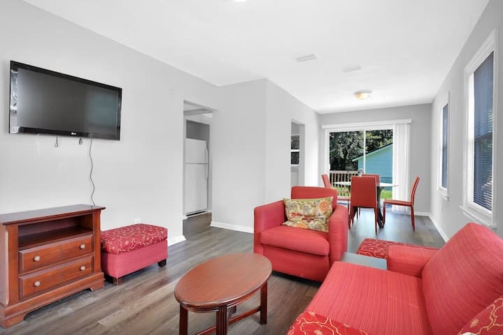 ~Quaint Bungalow_sleeps 6_near Stadium~ - Jacksonville, FL