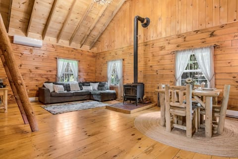 Secluded Custom Built Log Cabin! Private w firepit