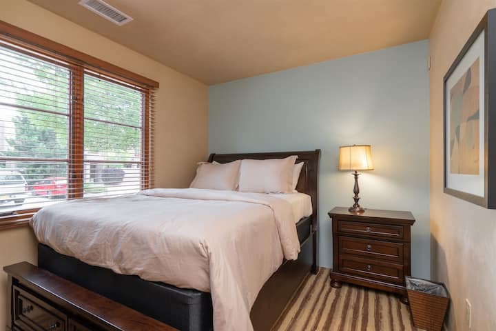 Удобно легло, облечено в нашето луксозно качествено спално бельо, осигурено от реномирана професионална компания за спално бельо!