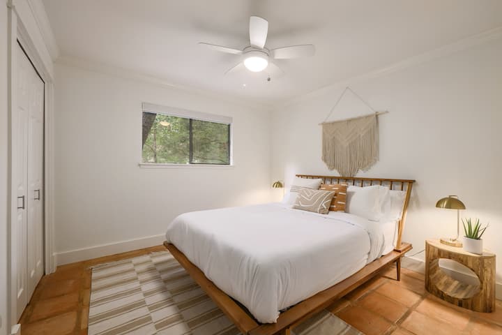 Спалня 3, на първото ниво, е оборудвана с двойно легло.